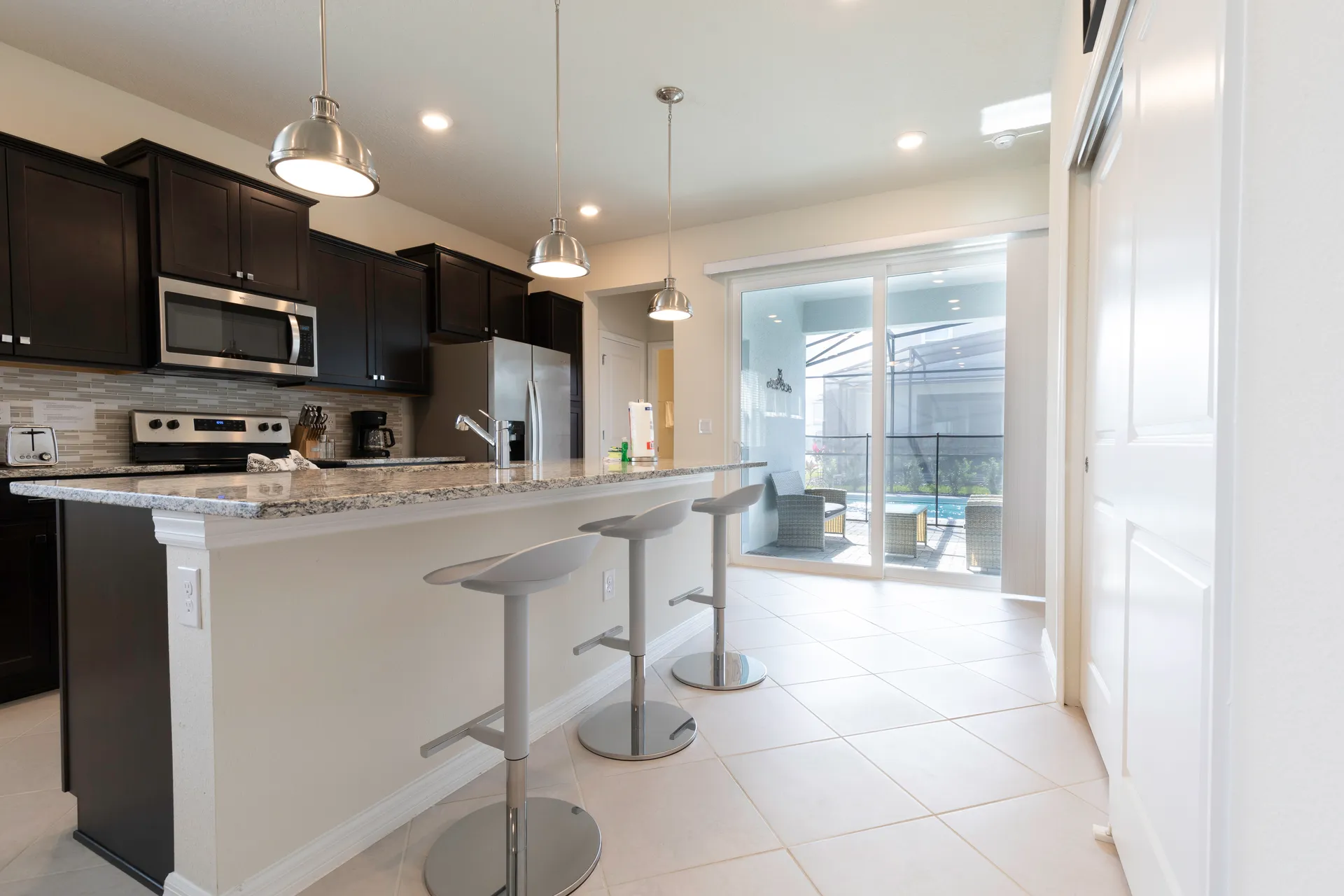 Cocina con isla y desayunador de la casa de alquiler cerca de Disney