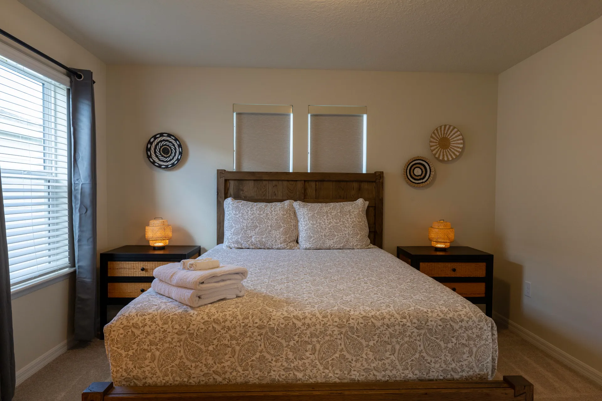 Dormitorio beige con cama queen de la casa de alquiler en Clermont