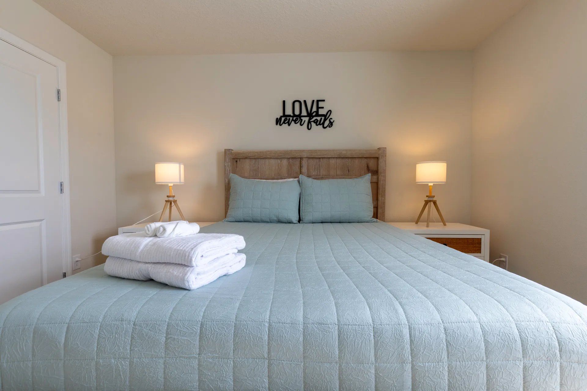 Dormitorio gris con cama king size en casa vacacional cerca de Disney