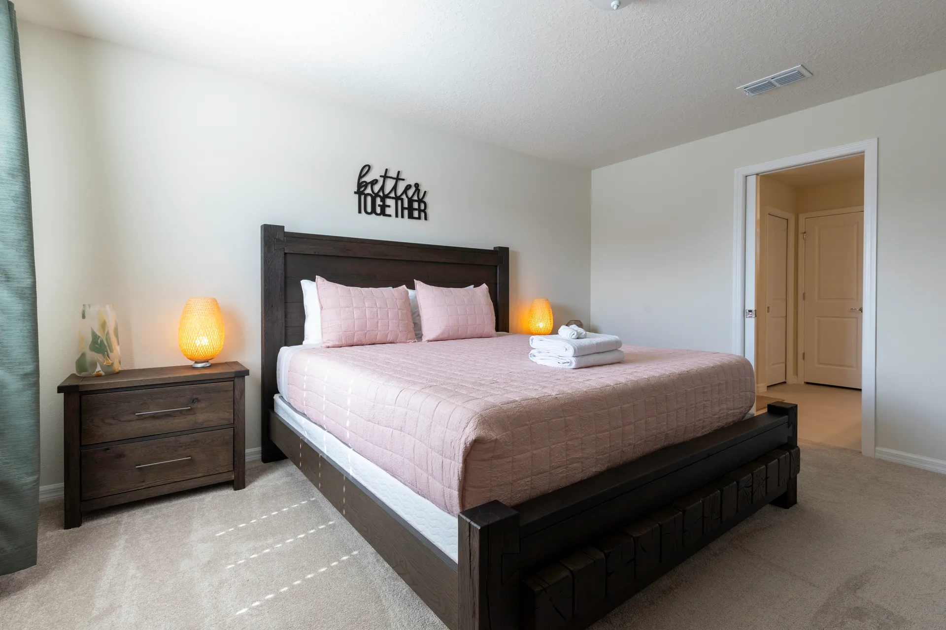 Dormitorio king oscuro con doble lavamanos en Clermont, Florida