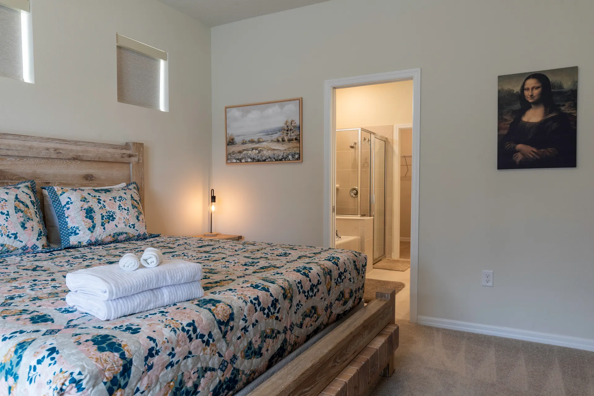 Baño en suite del dormitorio principal con tina y ducha