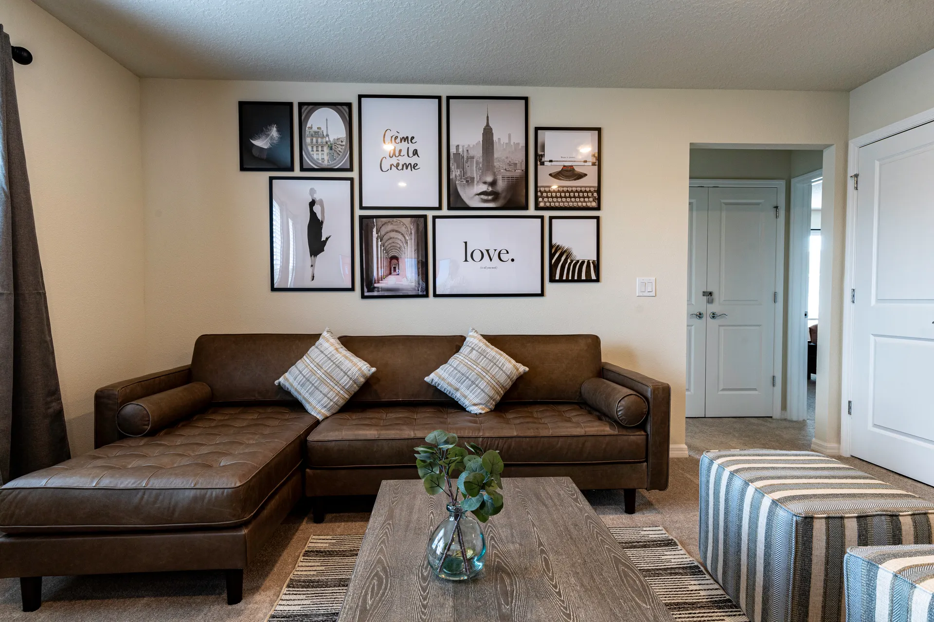 Loft con sofá y decoración artística