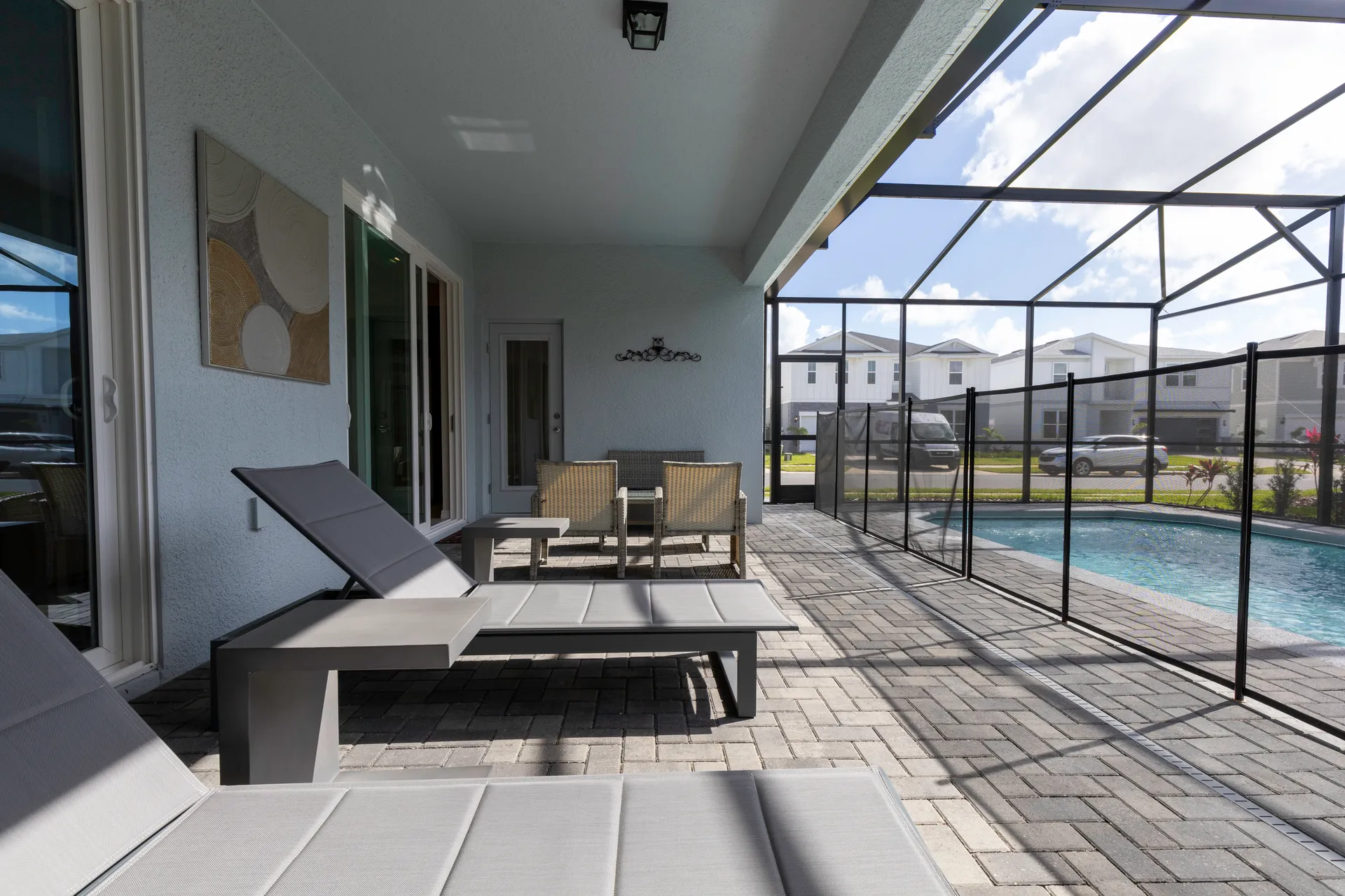 Terraza con muebles y piscina privada con cerramiento en Clermont, Florida