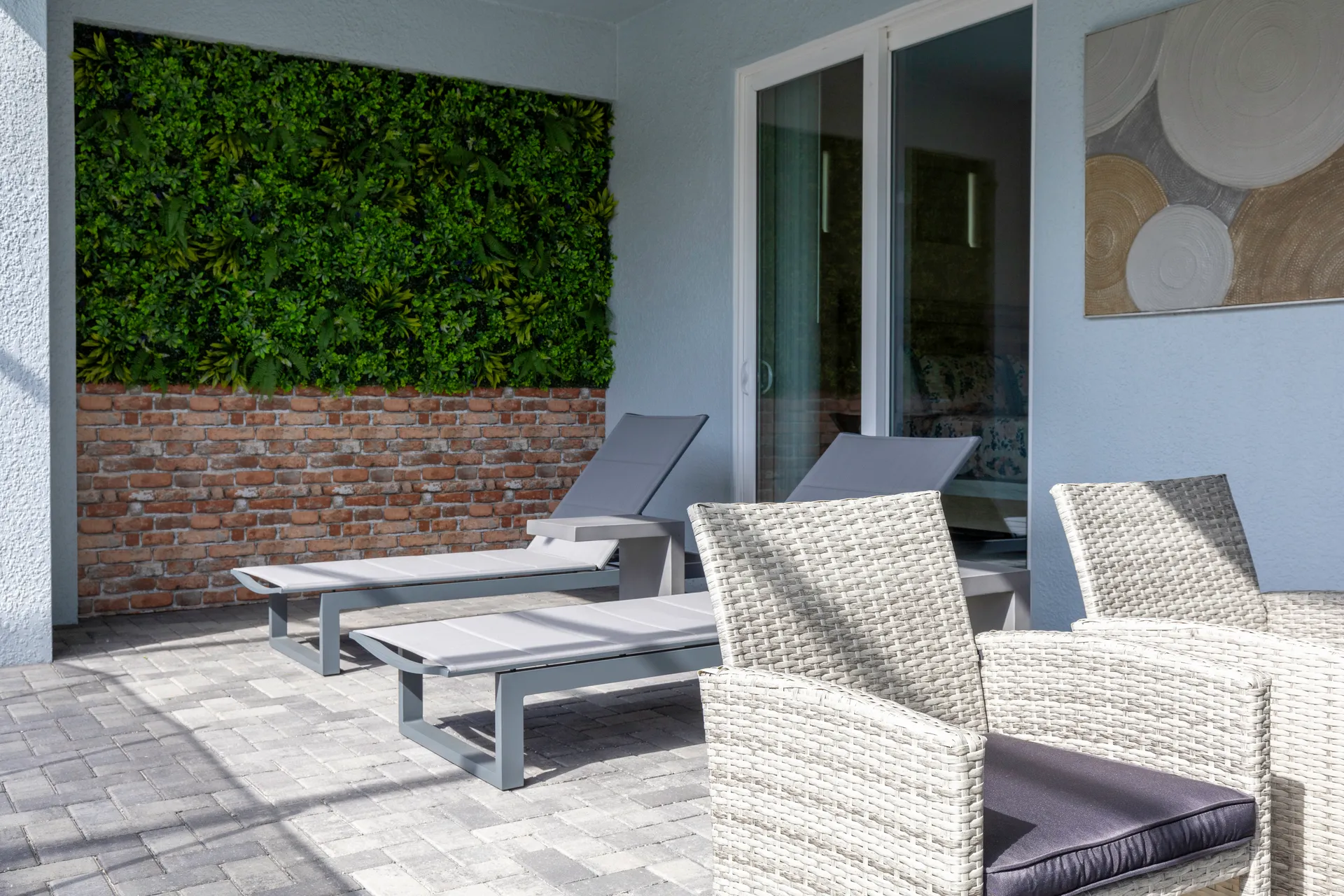 Terraza Tumbonas Pared Verde